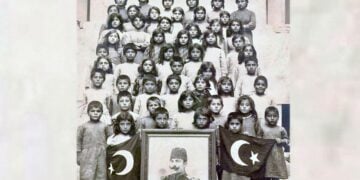 Οι μαζικές σφαγές των Νεότουρκων το 1915 άφησαν πίσω τους πάνω από 150.000 ορφανά (φωτ.: zartonkmedia/Instagram)