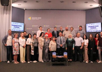 Μετά το τέλος της ανοιχτής συζήτησης «Οι παραδόσεις των Ελλήνων της Ουκρανίας: Μια κληρονομιά που ενώνει». 13 Ιουλίου 2026 (φωτ.: Facebook / Greece in Ukraine)