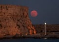 Tο «Φεγγάρι του Ελαφιού» ανατέλλει στο λιμάνι της Ρόδου, Πέμπτη 10 Ιουλίου 2025 (φωτ.: EUROKINISSI / Γιάννης Παναγόπουλος)