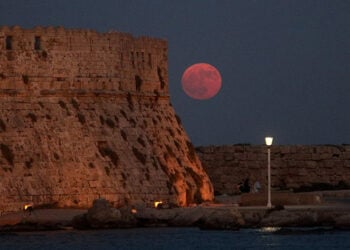 Tο «Φεγγάρι του Ελαφιού» ανατέλλει στο λιμάνι της Ρόδου, Πέμπτη 10 Ιουλίου 2025 (φωτ.: EUROKINISSI / Γιάννης Παναγόπουλος)