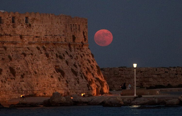 Tο «Φεγγάρι του Ελαφιού» ανατέλλει στο λιμάνι της Ρόδου, Πέμπτη 10 Ιουλίου 2025 (φωτ.: EUROKINISSI / Γιάννης Παναγόπουλος)