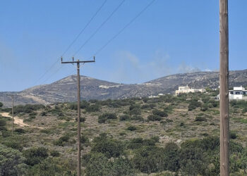 Στο βάθος διακρίνεται καπνός από τη φωτιά στην Πάρο, Τετάρτη 29 Ιουλίου 2026 (φωτ.:  Facebook / Πυρκαγιά Ενημέρωση / Δανάη Αρσενίδου)