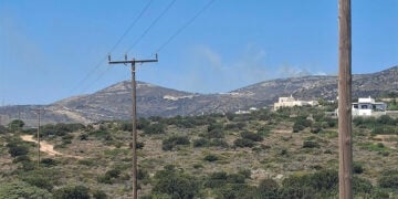 Στο βάθος διακρίνεται καπνός από τη φωτιά στην Πάρο, Τετάρτη 29 Ιουλίου 2026 (φωτ.:  Facebook / Πυρκαγιά Ενημέρωση / Δανάη Αρσενίδου)