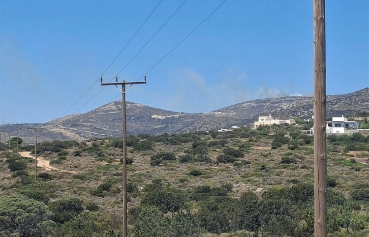 Στο βάθος διακρίνεται καπνός από τη φωτιά στην Πάρο, Τετάρτη 29 Ιουλίου 2026 (φωτ.:  Facebook / Πυρκαγιά Ενημέρωση / Δανάη Αρσενίδου)