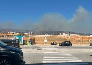 Ο καπνός από τη φωτιά στην Πάρο, όπως φαίνεται από το αεροδρόμιο του νησιού. Τρίτη 28 Ιουλίου 2026 (φωτ.:  Facebook / Πυρκαγιά Ενημέρωση / Liana Albagli)