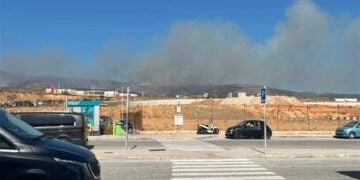 Ο καπνός από τη φωτιά στην Πάρο, όπως φαίνεται από το αεροδρόμιο του νησιού. Τρίτη 28 Ιουλίου 2026 (φωτ.:  Facebook / Πυρκαγιά Ενημέρωση / Liana Albagli)