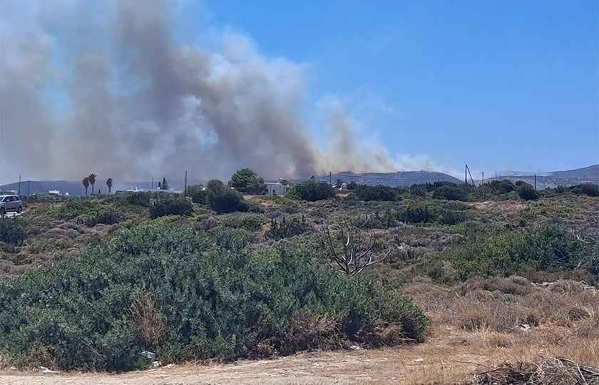 Καπνός από τη φωτιά στην Πάρο, Πέμπτη 30 Ιουλίου 2026 (φωτ.: Facebook / Πυρκαγιά Ενημέρωση / Δανάη Αρσενίδου)