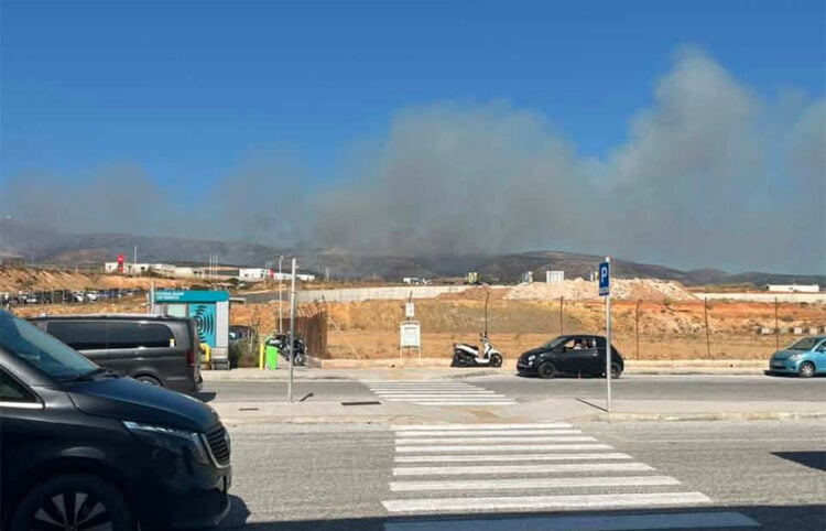 Ο καπνός από τη φωτιά στην Πάρο, όπως φαίνεται από το αεροδρόμιο του νησιού. Τρίτη 28 Ιουλίου 2026 (φωτ.:  Facebook / Πυρκαγιά Ενημέρωση / Liana Albagli)