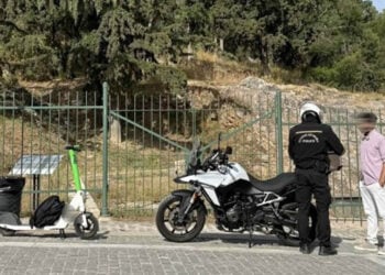 Έλεγχοι της Τροχαίας Αττικής σε αναβάτες ηλεκτρικών πατινιών για χρήση κράνους, οδήγηση υπό την επήρεια αλκοόλ και παραβάσεις των ορίων ταχύτητας (φωτ.: Γραφείο Τύπου ΓΑΔΑ)
