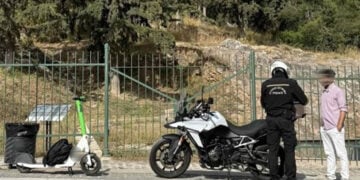Έλεγχοι της Τροχαίας Αττικής σε αναβάτες ηλεκτρικών πατινιών για χρήση κράνους, οδήγηση υπό την επήρεια αλκοόλ και παραβάσεις των ορίων ταχύτητας (φωτ.: Γραφείο Τύπου ΓΑΔΑ)