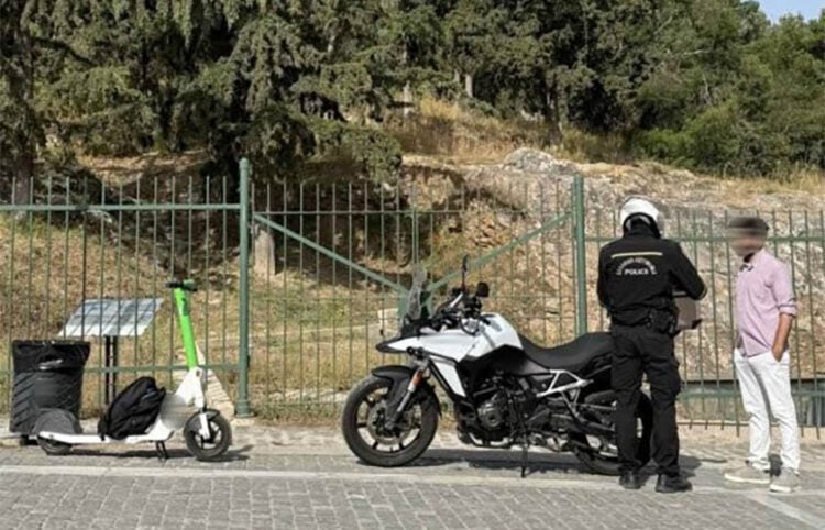 Έλεγχοι της Τροχαίας Αττικής σε αναβάτες ηλεκτρικών πατινιών για χρήση κράνους, οδήγηση υπό την επήρεια αλκοόλ και παραβάσεις των ορίων ταχύτητας (φωτ.: Γραφείο Τύπου ΓΑΔΑ)