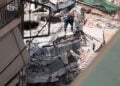 Πυροσβέστες ερευνούν στα χαλάσματα τετραώροφης πολυκατοικίας στα Πετράλωνα η οποία κατέρρευσε το μεσημέρι της Τρίτης 30 Ιουνίου 2026 (φωτ.: ΑΠΕ-ΜΠΕ / Γιώργος Βιτσαράς)