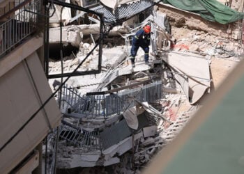Πυροσβέστες ερευνούν στα χαλάσματα τετραώροφης πολυκατοικίας στα Πετράλωνα η οποία κατέρρευσε το μεσημέρι της Τρίτης 30 Ιουνίου 2026 (φωτ.: ΑΠΕ-ΜΠΕ / Γιώργος Βιτσαράς)
