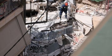Πυροσβέστες ερευνούν στα χαλάσματα τετραώροφης πολυκατοικίας στα Πετράλωνα η οποία κατέρρευσε το μεσημέρι της Τρίτης 30 Ιουνίου 2026 (φωτ.: ΑΠΕ-ΜΠΕ / Γιώργος Βιτσαράς)