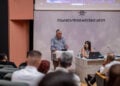 Ο δημοσιογράφος και υπεύθυνος του ερευνητικού έργου της ΑΜΚΕ «Ψηφιακή Σάντα» Δημήτρης Πιπερίδης κατά την εισήγησή του στο Πολυκεντρικό Μουσείο Αιγών (φωτ.: Facebook / Flynn Sunsey)