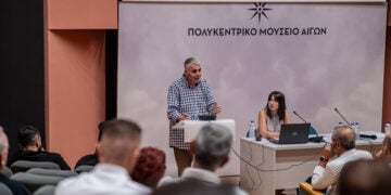 Ο δημοσιογράφος και υπεύθυνος του ερευνητικού έργου της ΑΜΚΕ «Ψηφιακή Σάντα» Δημήτρης Πιπερίδης κατά την εισήγησή του στο Πολυκεντρικό Μουσείο Αιγών (φωτ.: Facebook / Flynn Sunsey)