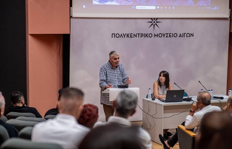 Ο δημοσιογράφος και υπεύθυνος του ερευνητικού έργου της ΑΜΚΕ «Ψηφιακή Σάντα» Δημήτρης Πιπερίδης κατά την εισήγησή του στο Πολυκεντρικό Μουσείο Αιγών (φωτ.: Facebook / Flynn Sunsey)