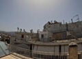 Ο τελευταίος όροφος πολυκατοικίας, όπως φαίνεται από τη διπλανή ταράτσα (φωτ.: EUROKINISSI / Γιώργος Κονταρίνης)