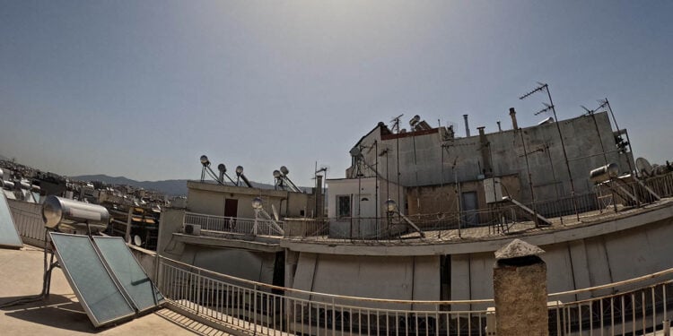 Ο τελευταίος όροφος πολυκατοικίας, όπως φαίνεται από τη διπλανή ταράτσα (φωτ.: EUROKINISSI / Γιώργος Κονταρίνης)