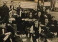 Πόντιοι μετανάστες από τα Κοτύωρα (Ορντού) στο Κάντον του Οχάιο, γύρω στο 1915, σε παρακάθ' με τη συνοδεία λύρας. Η φωτογραφία αποτελεί πολύτιμο τεκμήριο της πρώτης γενιάς των Ποντίων που εγκαταστάθηκαν στις ΗΠΑ (φωτ.: Ottoman Greeks of the U.S. Digital History Project / Nick Spondyl)