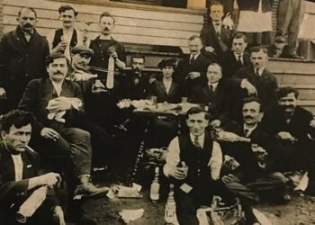 Πόντιοι μετανάστες από τα Κοτύωρα (Ορντού) στο Κάντον του Οχάιο, γύρω στο 1915, σε παρακάθ' με τη συνοδεία λύρας. Η φωτογραφία αποτελεί πολύτιμο τεκμήριο της πρώτης γενιάς των Ποντίων που εγκαταστάθηκαν στις ΗΠΑ (φωτ.: Ottoman Greeks of the U.S. Digital History Project / Nick Spondyl)