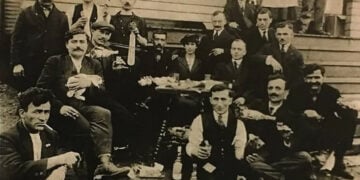Πόντιοι μετανάστες από τα Κοτύωρα (Ορντού) στο Κάντον του Οχάιο, γύρω στο 1915, σε παρακάθ' με τη συνοδεία λύρας. Η φωτογραφία αποτελεί πολύτιμο τεκμήριο της πρώτης γενιάς των Ποντίων που εγκαταστάθηκαν στις ΗΠΑ (φωτ.: Ottoman Greeks of the U.S. Digital History Project / Nick Spondyl)