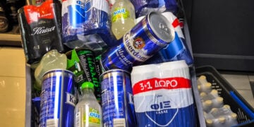 Μπίρες και αναψυκτικά σε καλάθια σουπερμάρκετ
(φωτ.: EUROKINISSI / Γιώργος Κονταρίνης)