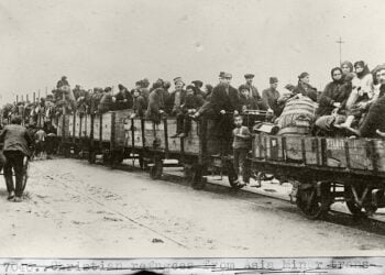 Εξόριστοι μεταφέρονται (στην καλύτερη περίπτωση) σε βαγόνια εμπορικών τρένων (πηγή: Βιβλιοθήκη του Κογκρέσου)
