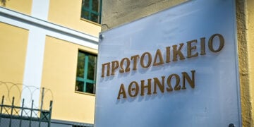 Στον εισαγγελέα οδηγείται η 46χρονη που κατηγορείται για εμπλοκή στον εμπρησμό της Marfin (φωτ.: EUROKINISSI / Μιχάλης Παπανικολάου)
