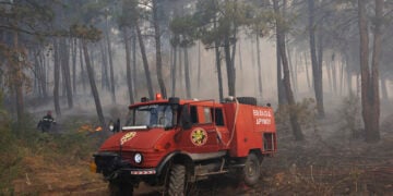 Πυροσβέστης επιχειρεί σε δασική έκταση στο Δερβένι, στο Ωραιόκαστρο Θεσσαλονίκης. Τρίτη 30 Ιουνίου 2026 (φωτ.: ΑΠΕ-ΜΠΕ / Αχιλλέας Χήρας)