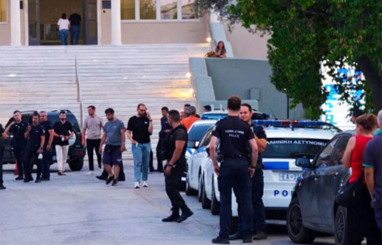 Αστυνομικές δυνάμεις στη είσοδο του «Σισμανογλείου», Πέμπτη 9 Ιουλίου 2026 (φωτ.: Facebook / Βάιος Σύρρος)