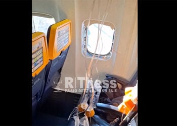 Το σπασμένο παράθυρο στο αεροσκάφος της Ryanair. Παρασκευή 10 Ιουλίου 2026 (πηγή: rthess.gr)