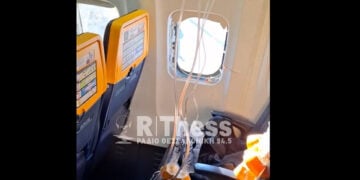 Το σπασμένο παράθυρο στο αεροσκάφος της Ryanair. Παρασκευή 10 Ιουλίου 2026 (πηγή: rthess.gr)