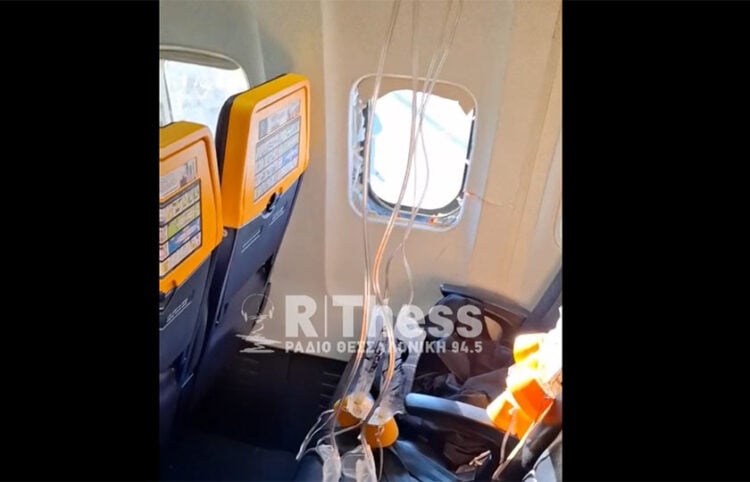 Το σπασμένο παράθυρο στο αεροσκάφος της Ryanair. Παρασκευή 10 Ιουλίου 2026 (πηγή: rthess.gr)
