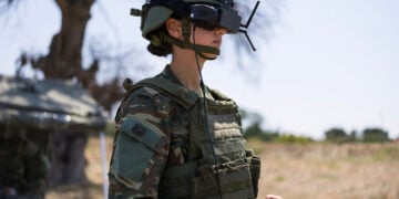 Στέλεχος του Ελληνικού Στρατού εκπαιδεύεται στο χειρισμό Συστημάτων Μη Επανδρωμένων Αεροσκαφών στο Κέντρο Επιχειρήσεων Προσομοίωσης (ΚΠΕ) «ΙΑΝΟΣ», στην Αλεξανδρούπολη (φωτ.: ΑΠΕ-ΜΠΕ / Αχιλλέας Χήρας)