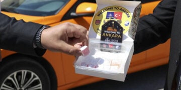 Οδηγοί ταξί στην Άγκυρα κερνούν λουκούμια, ως δείγμα τουρκικής φιλοξενίας λίγο πριν από τη Σύνοδο του ΝΑΤΟ (φωτ.: Anadolu)