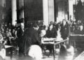 Ο Ελευθέριος Βενιζέλος υπογράφει τη Συνθήκη των Σεβρών (πηγή: Εθνικό Ιστορικό Μουσείο)