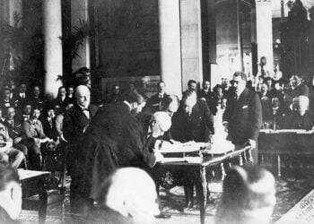Ο Ελευθέριος Βενιζέλος υπογράφει τη Συνθήκη των Σεβρών (πηγή: Εθνικό Ιστορικό Μουσείο)