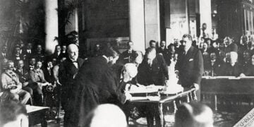 Ο Ελευθέριος Βενιζέλος υπογράφει τη Συνθήκη των Σεβρών (πηγή: Εθνικό Ιστορικό Μουσείο)
