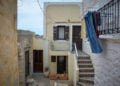 Το σπίτι του ζευγαριού που επισκεφθηκε η 42χρονη διασώστρια του ΕΚΑΒ στη Σύρο (φωτ.: EUROKINISSI / Αντώνης Σολάρης)