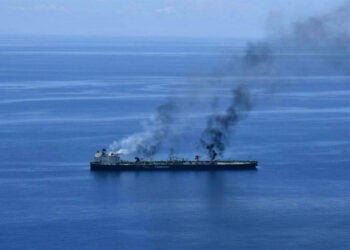 Φωτογραφία αρχείου: Καπνός υψώνεται από το υπό ελληνική σημαία δεξαμενόπλοιο «SOUNION», μετά την επίθεση των Χούθι της Υεμένης στην Ερυθρά Θάλασσα, τον Αύγουστο του 2024 (φωτ.: EPA / EUNAVFOR ASPIDES)