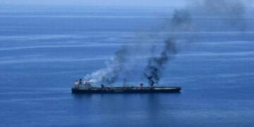 Φωτογραφία αρχείου: Καπνός υψώνεται από το υπό ελληνική σημαία δεξαμενόπλοιο «SOUNION», μετά την επίθεση των Χούθι της Υεμένης στην Ερυθρά Θάλασσα, τον Αύγουστο του 2024 (φωτ.: EPA / EUNAVFOR ASPIDES)