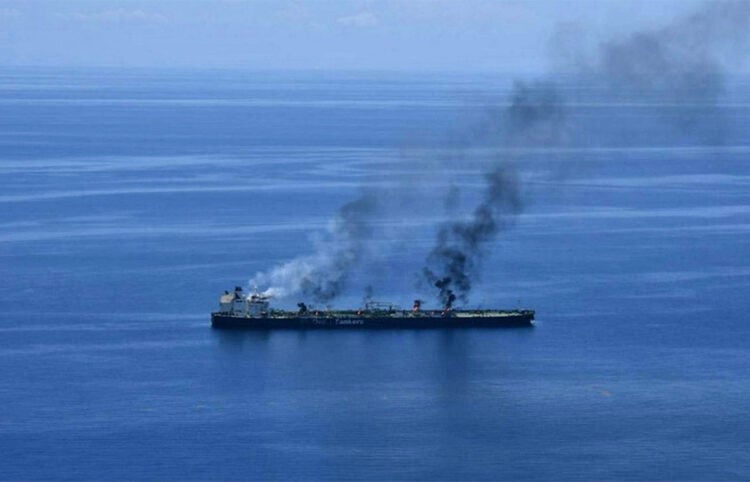 Φωτογραφία αρχείου: Καπνός υψώνεται από το υπό ελληνική σημαία δεξαμενόπλοιο «SOUNION», μετά την επίθεση των Χούθι της Υεμένης στην Ερυθρά Θάλασσα, τον Αύγουστο του 2024 (φωτ.: EPA / EUNAVFOR ASPIDES)