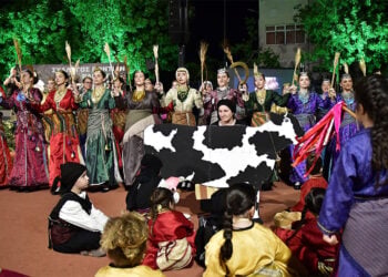 Στιγμιότυπο από την εκδήλωση που διοργάνωσε «O Φάρος» Αγίας Βαρβάρας, με θέμα το θερισμό.  Σάββατο 27 Ιουνίου 2026 (φωτ.: Facebook / Σύλλογος Ποντίων Αγ. Βαρβάρας «Ο Φάρος»)