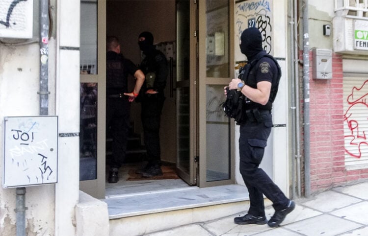 Στελέχη της Αντιτρομοκρατικής σε κατ' οίκον έρευνα για τις εμπρηστικές επιθέσεις και τη δολοφονία της Βάγιας Νέστορα στη Θεσσαλονίκη. Παρασκευή 10 Ιουλίου 2026 (φωτ.: EUROKINISSI / Ραφαήλ Γεωργιάδης)