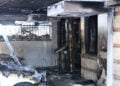 Η καμένη είσοδος της πολυκατοικίας όπου διαμένει η οικογένεια Νέστορα, στην περιοχή της Ανάληψης (Χαριλάου) στη Θεσσαλονίκη. Τετάρτη 1 Ιουλίου 2026 (φωτ.: EUROKINISSI / Ραφαήλ Γεωργιάδης)