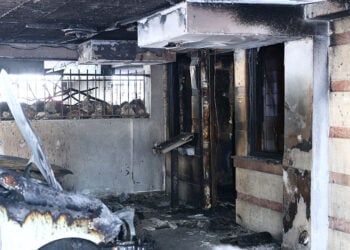 Η καμένη είσοδος της πολυκατοικίας όπου διαμένει η οικογένεια Νέστορα, στην περιοχή της Ανάληψης (Χαριλάου) στη Θεσσαλονίκη. Τετάρτη 1 Ιουλίου 2026 (φωτ.: EUROKINISSI / Ραφαήλ Γεωργιάδης)