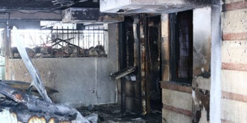 Η καμένη είσοδος της πολυκατοικίας όπου διαμένει η οικογένεια Νέστορα, στην περιοχή της Ανάληψης (Χαριλάου) στη Θεσσαλονίκη. Τετάρτη 1 Ιουλίου 2026 (φωτ.: EUROKINISSI / Ραφαήλ Γεωργιάδης)