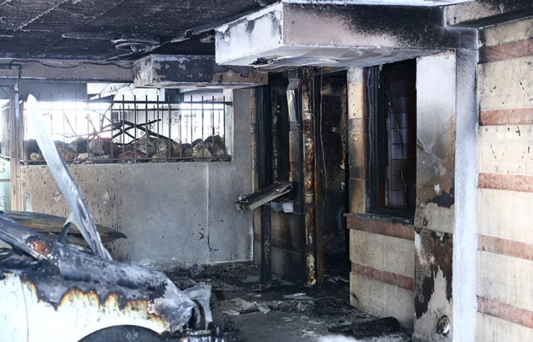 Η καμένη είσοδος της πολυκατοικίας όπου διαμένει η οικογένεια Νέστορα, στην περιοχή της Ανάληψης (Χαριλάου) στη Θεσσαλονίκη. Τετάρτη 1 Ιουλίου 2026 (φωτ.: EUROKINISSI / Ραφαήλ Γεωργιάδης)