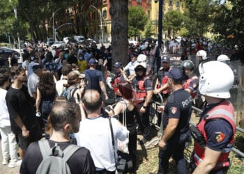 Στιγμιότυπο από την αντικυβερνητική συγκέντρωση έξω από το κοινοβούλιο της Αλβανίας, Πέμπτη 2 Ιουλίου 2026 (πηγή: ata.gov.al)